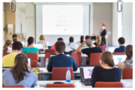 Docente che conduce un corso di formazione con studenti a scuola